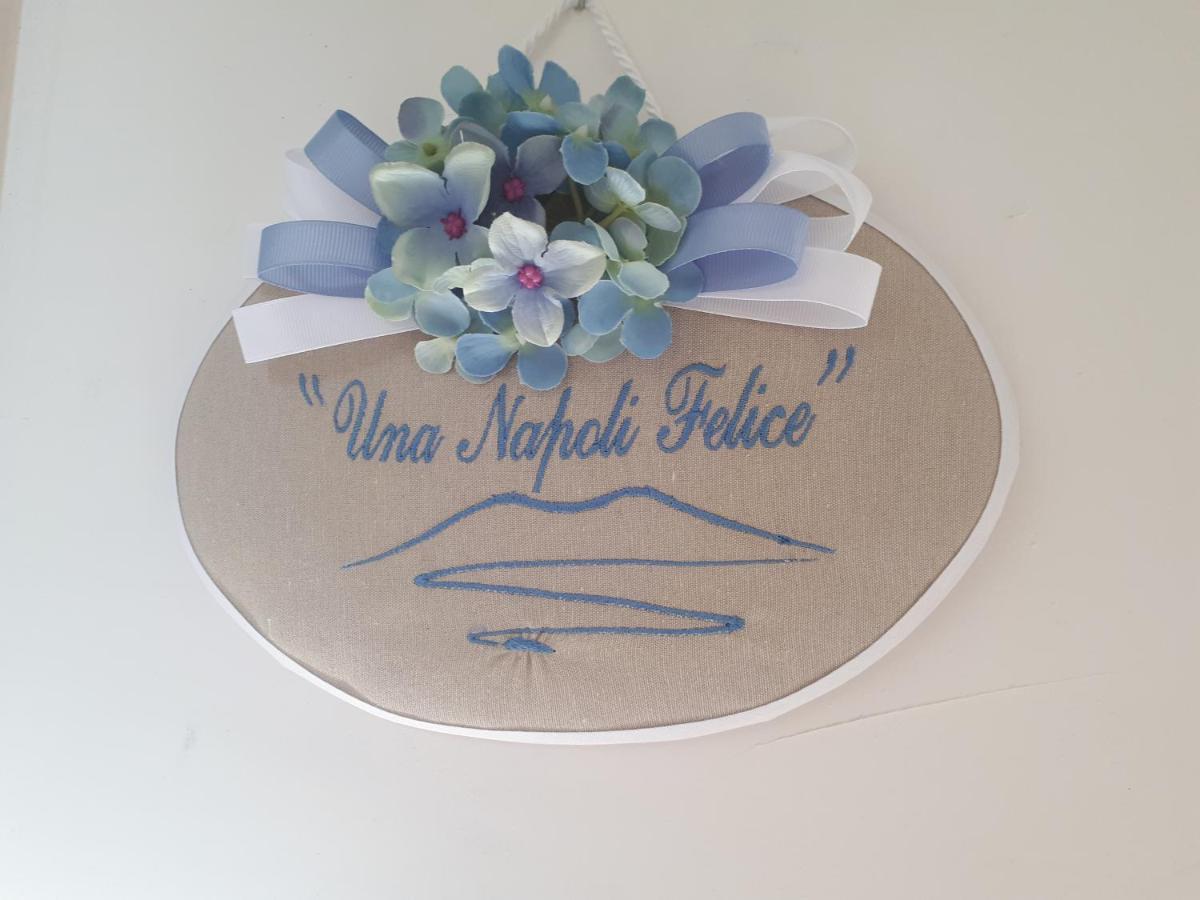 Una Napoli Felice Luaran gambar